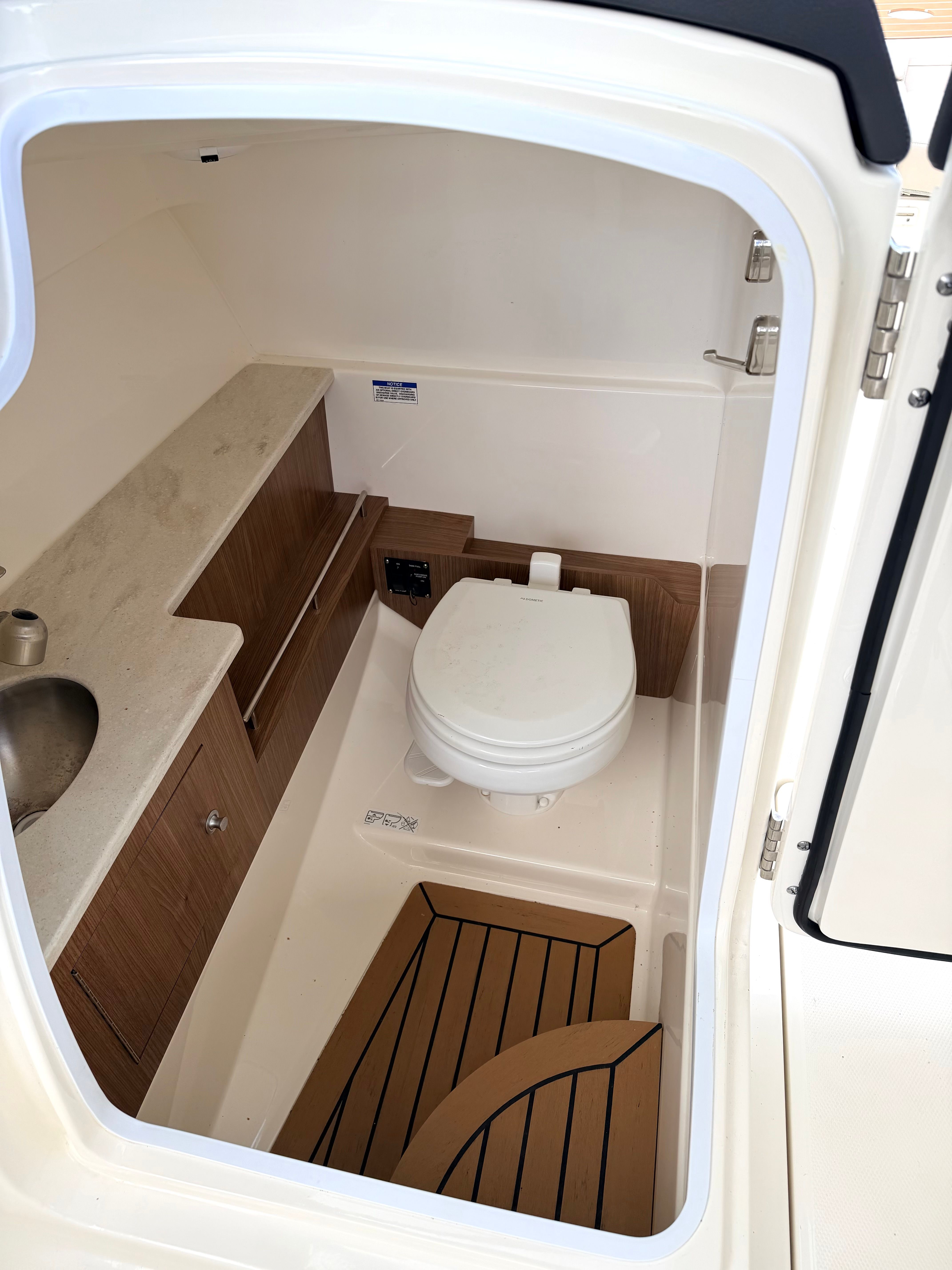 2019 Boston Whaler 270 Vantage - 19