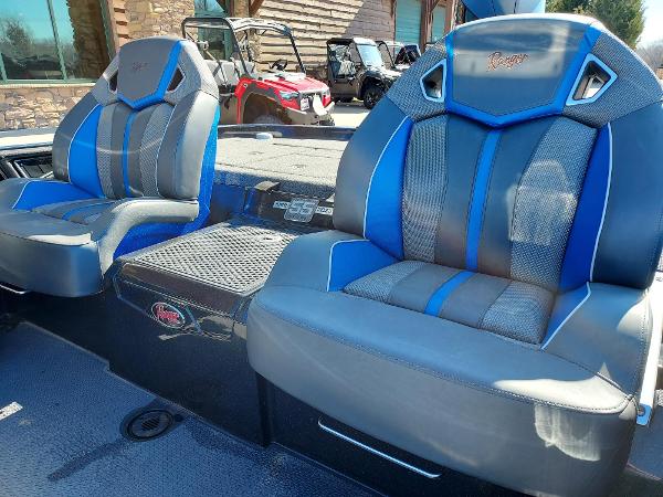 2023 Ranger Z520R boat seats with blue and gray upholstery, showcasing modern design.