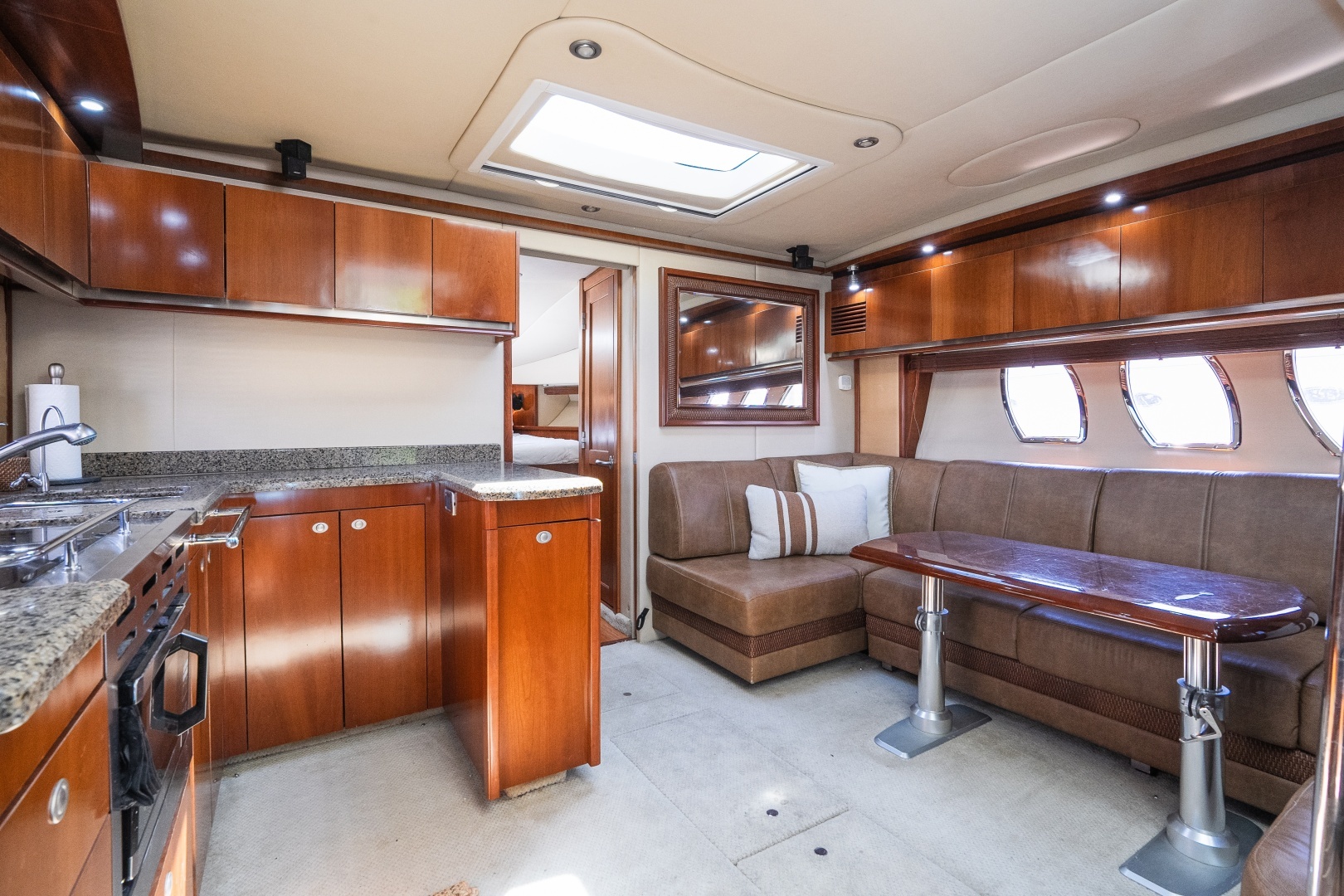 2005 Sea Ray 480 Motor Yacht - Image 34