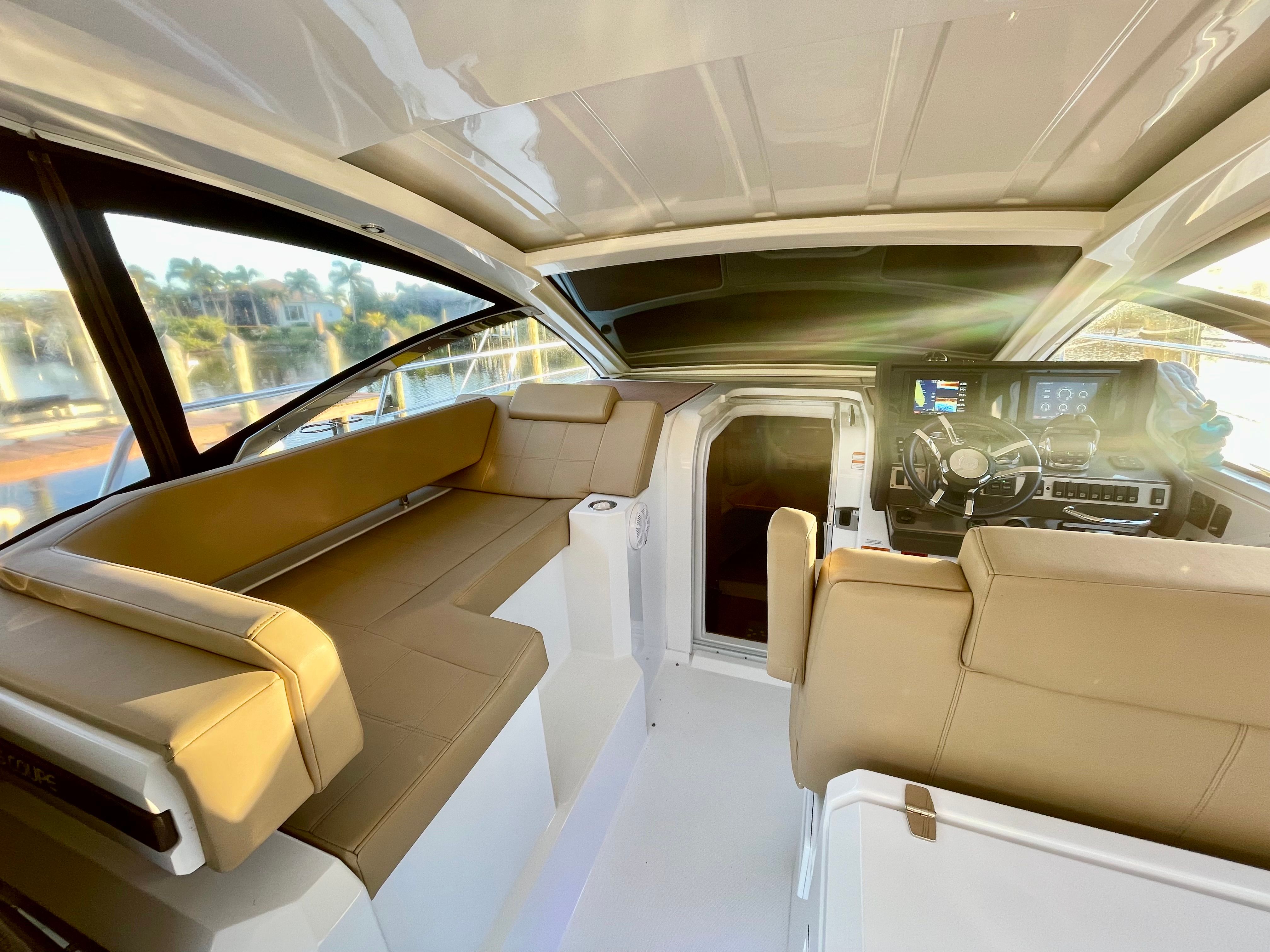 2016 Cruisers Yachts 390 Express Coupe - 13