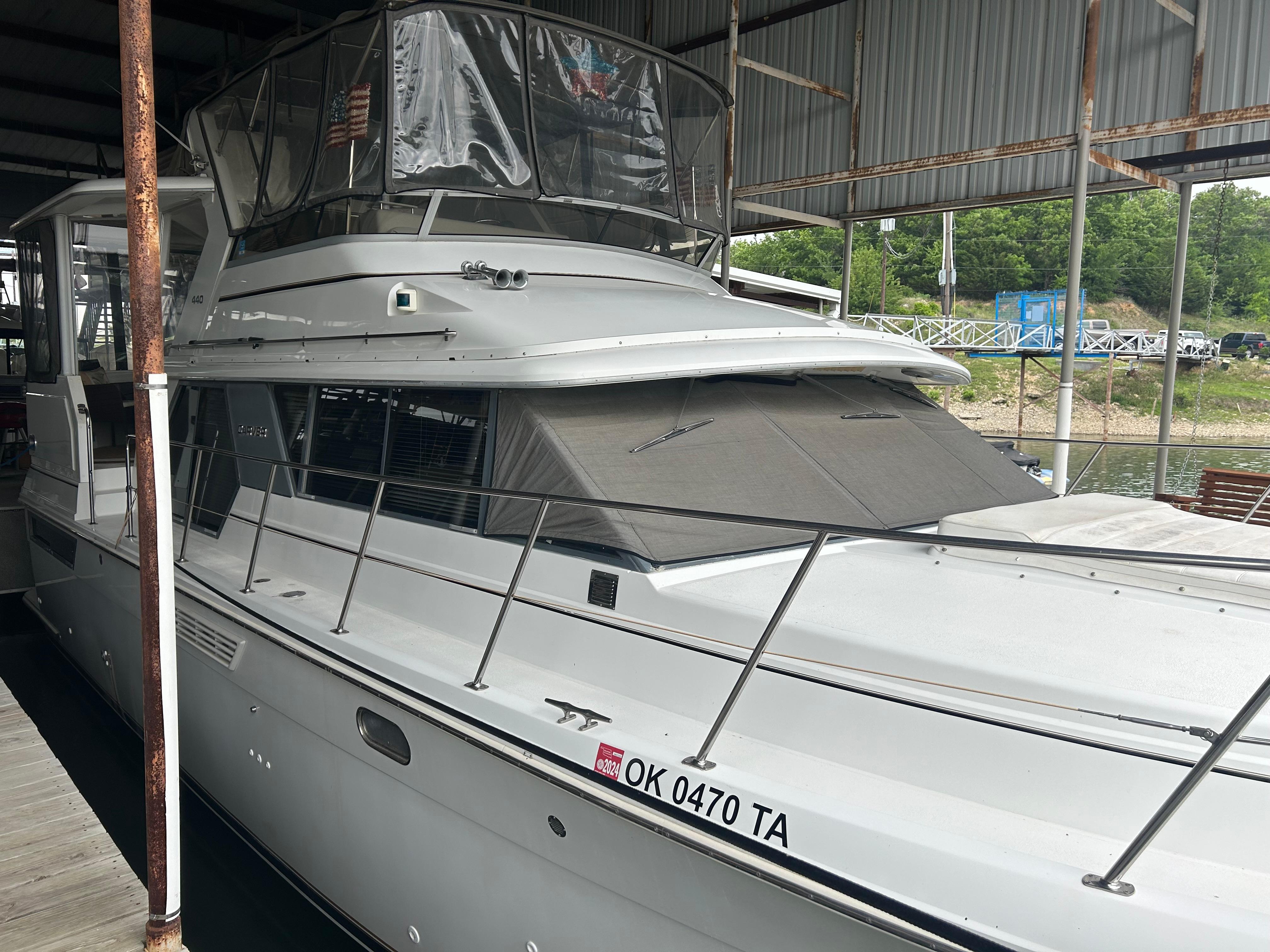 1996 Carver 440 Aft Cabin Motor Yacht