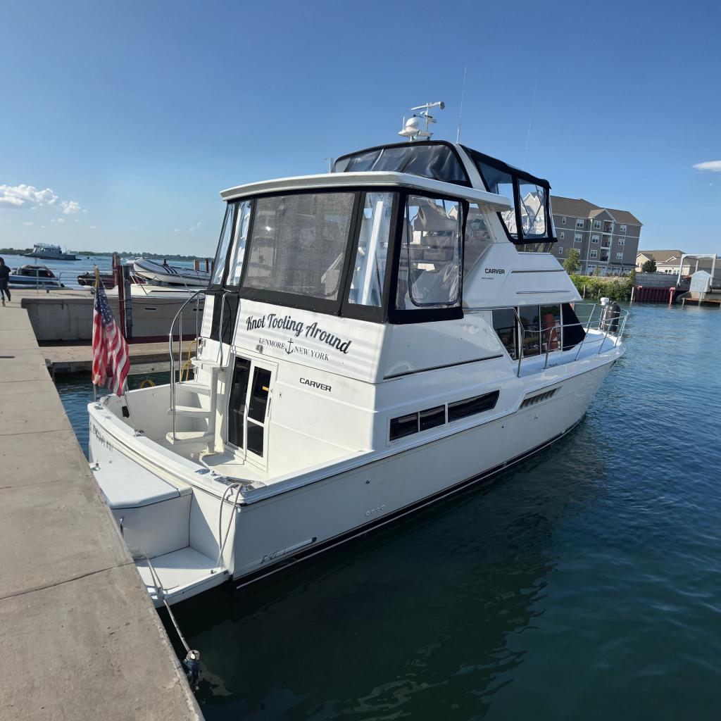 1997 Carver 400 Cockpit Motor Yacht