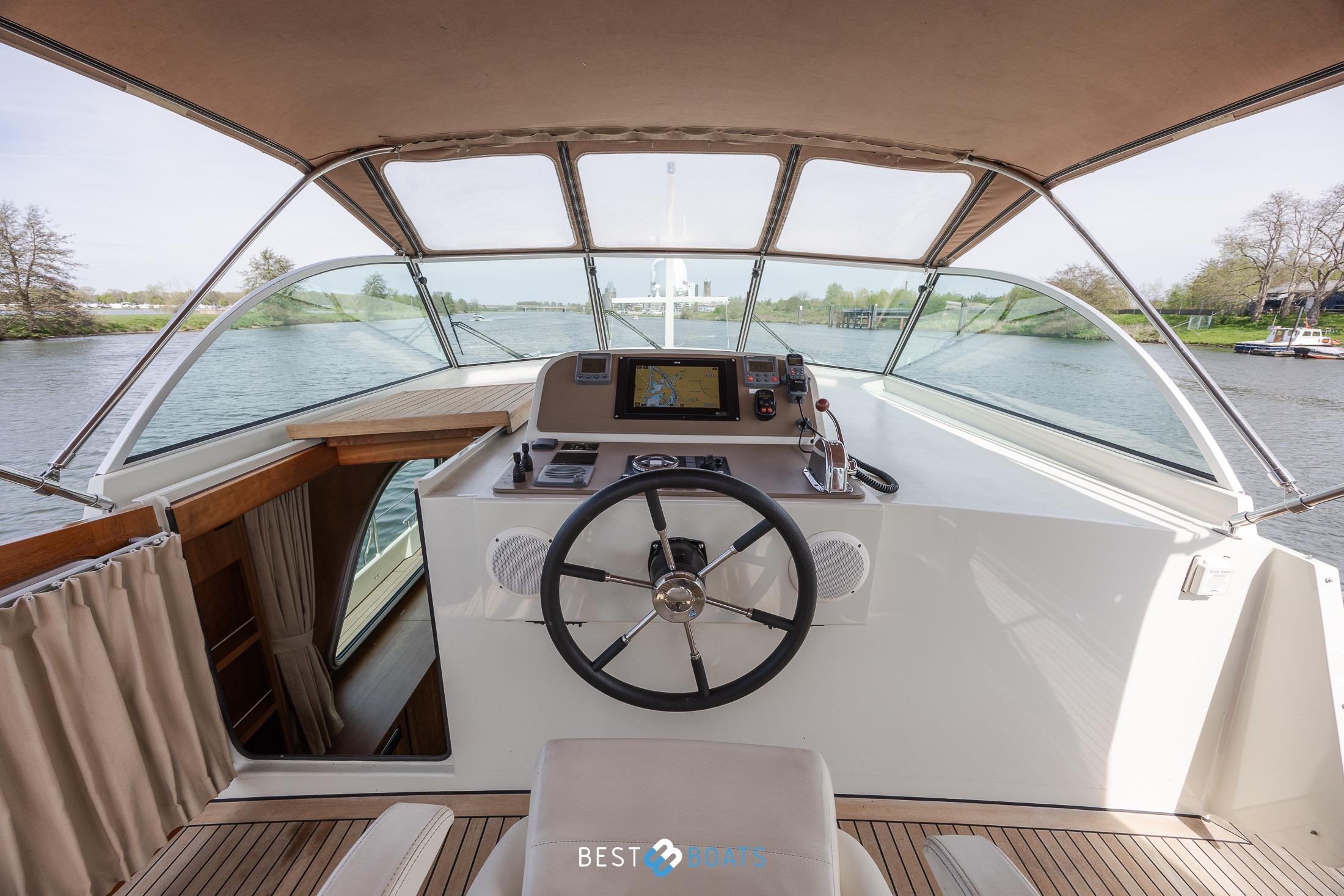 Helm of 2010 Linssen Grand Sturdy 43.9 AC yacht with river view.