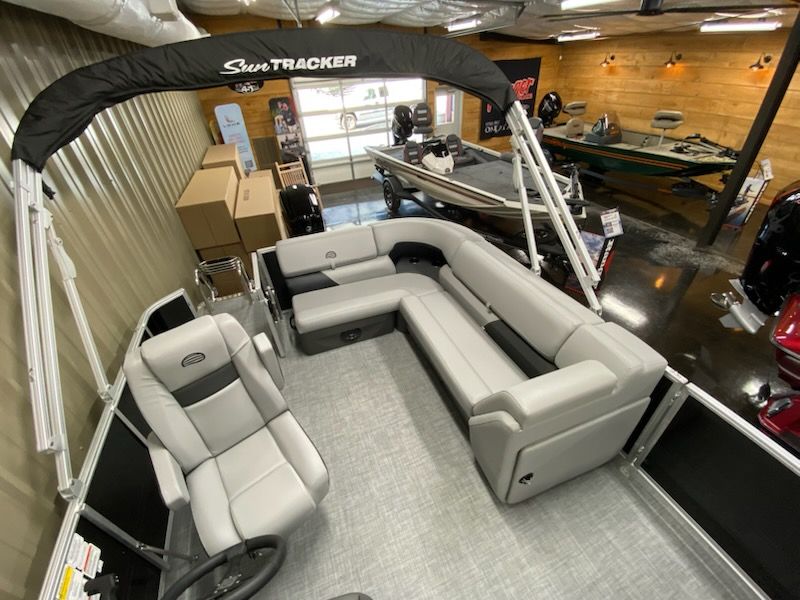 2026 Sun Tracker Party Barge 20 DLX - 13