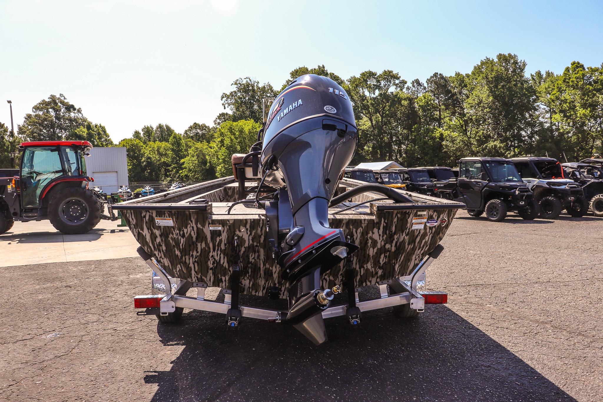 The image shows an Avid 20 Rogue CC boat from 2027 with a Yamaha outboard motor.