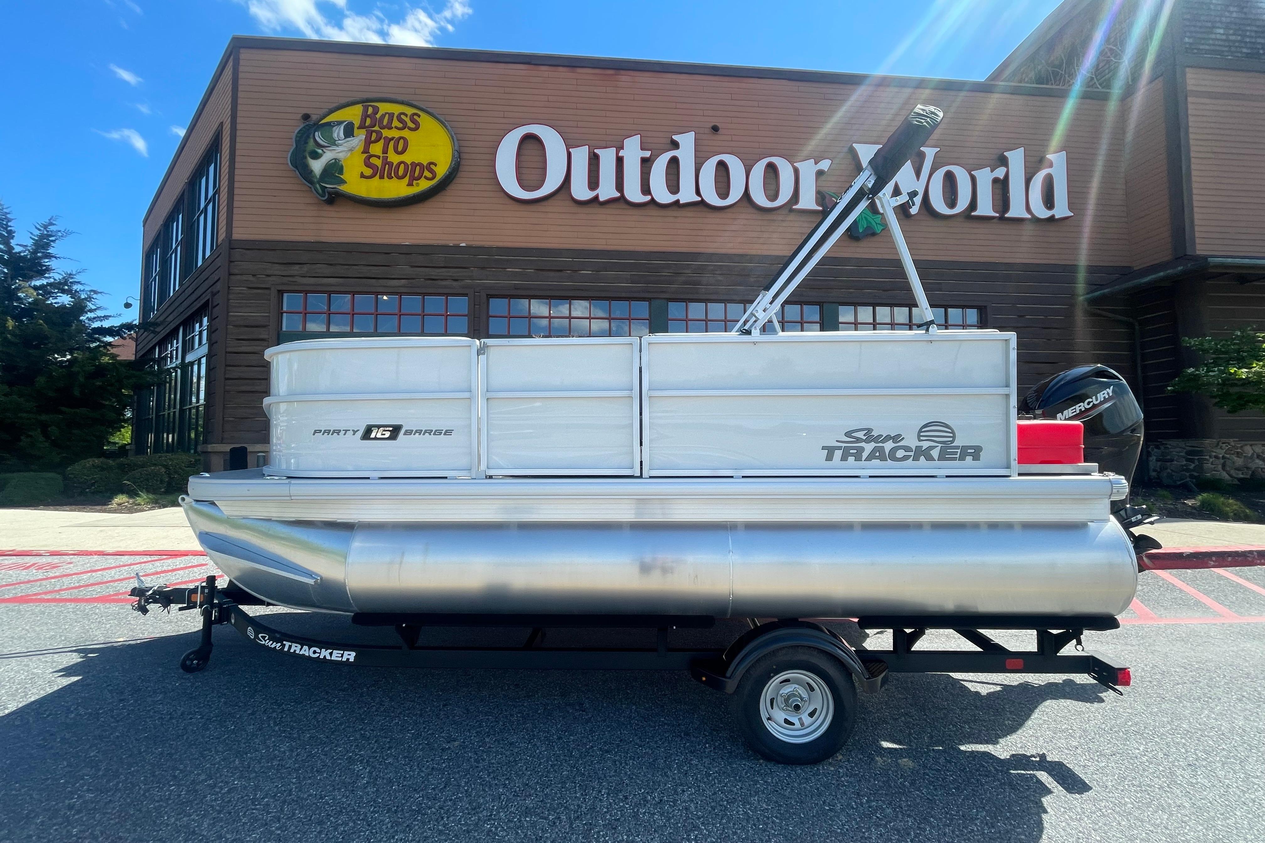2026 Sun Tracker Party Barge 16 DLX