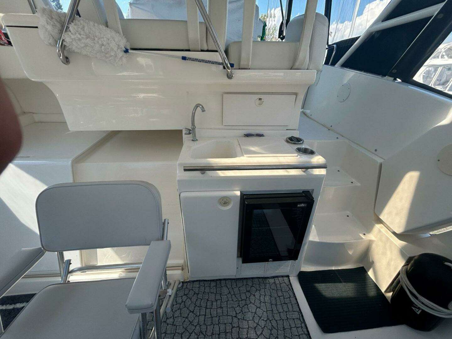 2000 Silverton 352 Motor Yacht - Image 8
