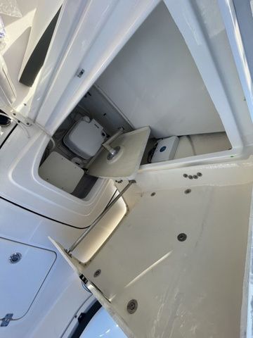 2024 Robalo 226 Cayman - 6