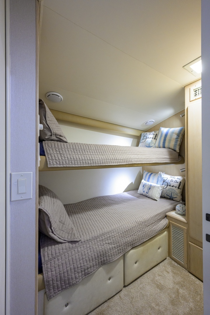 1992 Hatteras 46 Convertible - Image 32