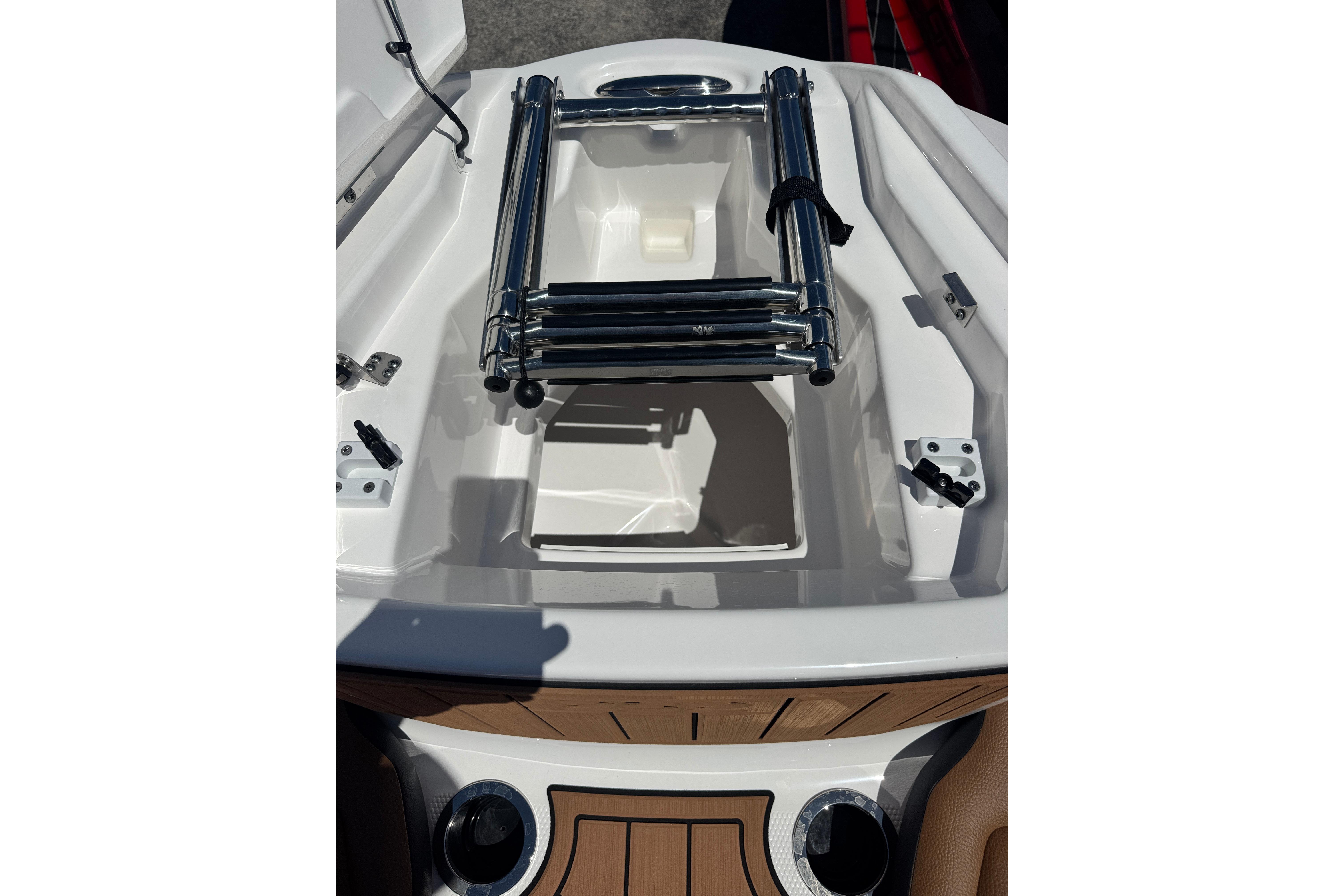 2026 Yamaha Boats 252SD bow storage with ladder and cup holders.