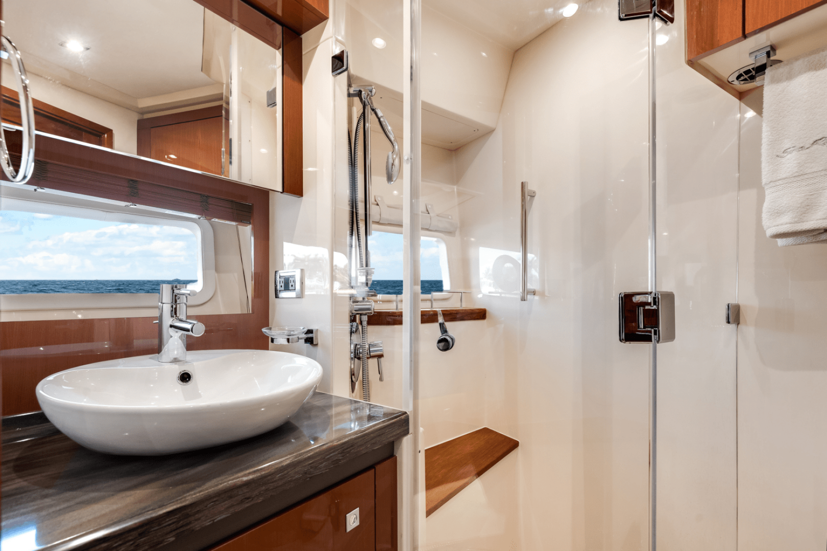 2017 Sea Ray 510 FLYBRIDGE - Image 14