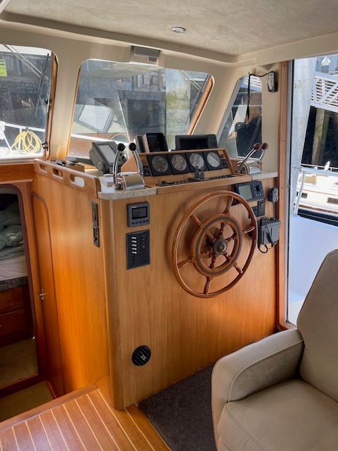 1999 Mainship 390 Trawler - 29