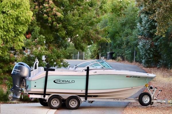 2022 Robalo R207 Dual Console