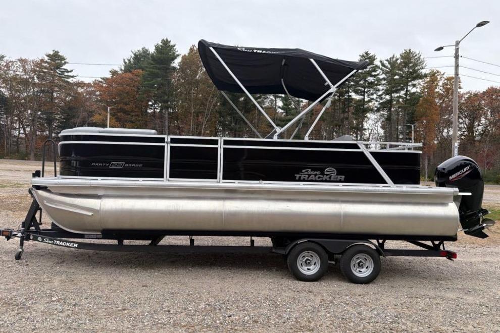 2026 Sun Tracker Party Barge 22 RF XP3