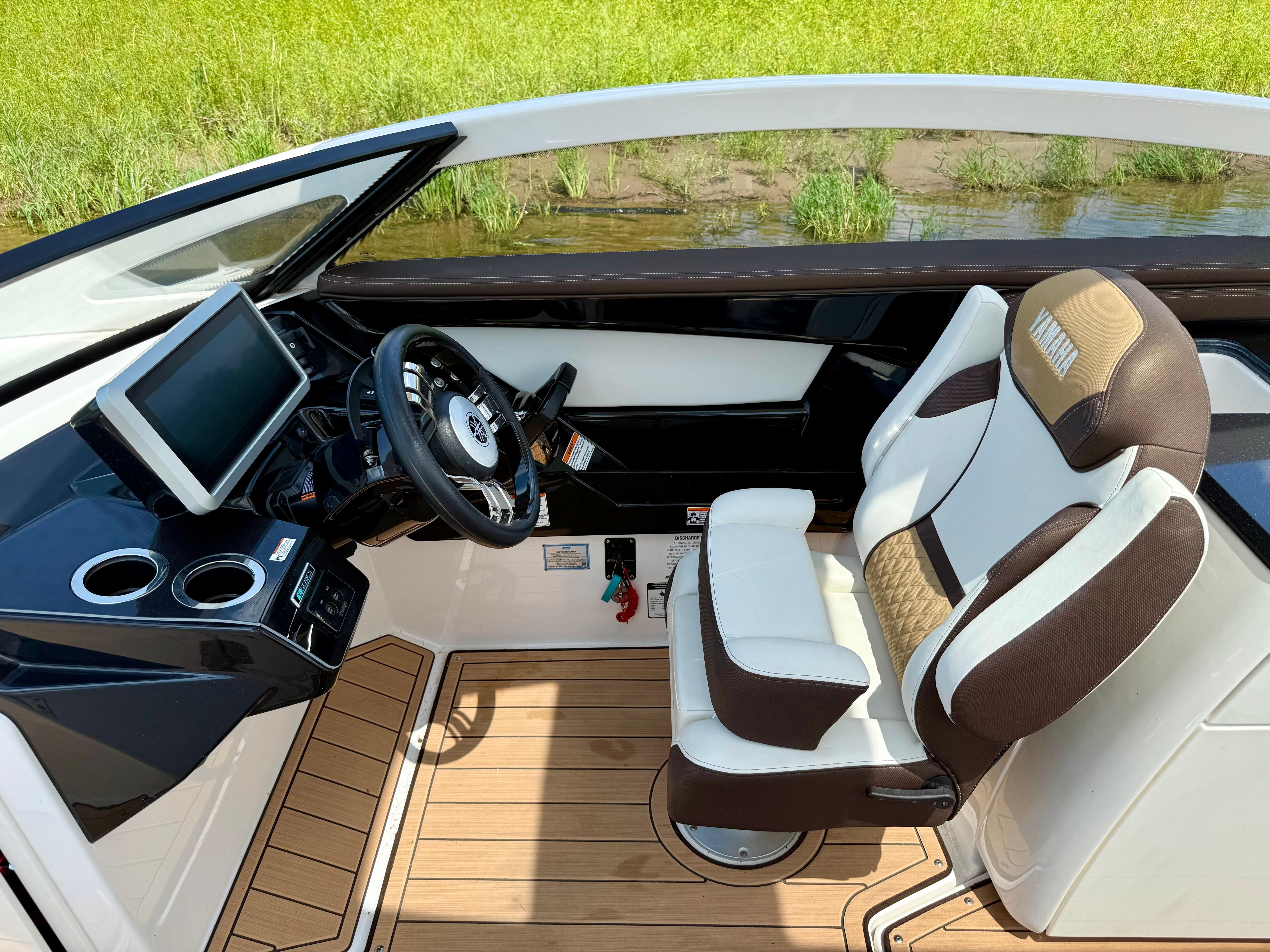 2022 Yamaha Boats 275SD - 13
