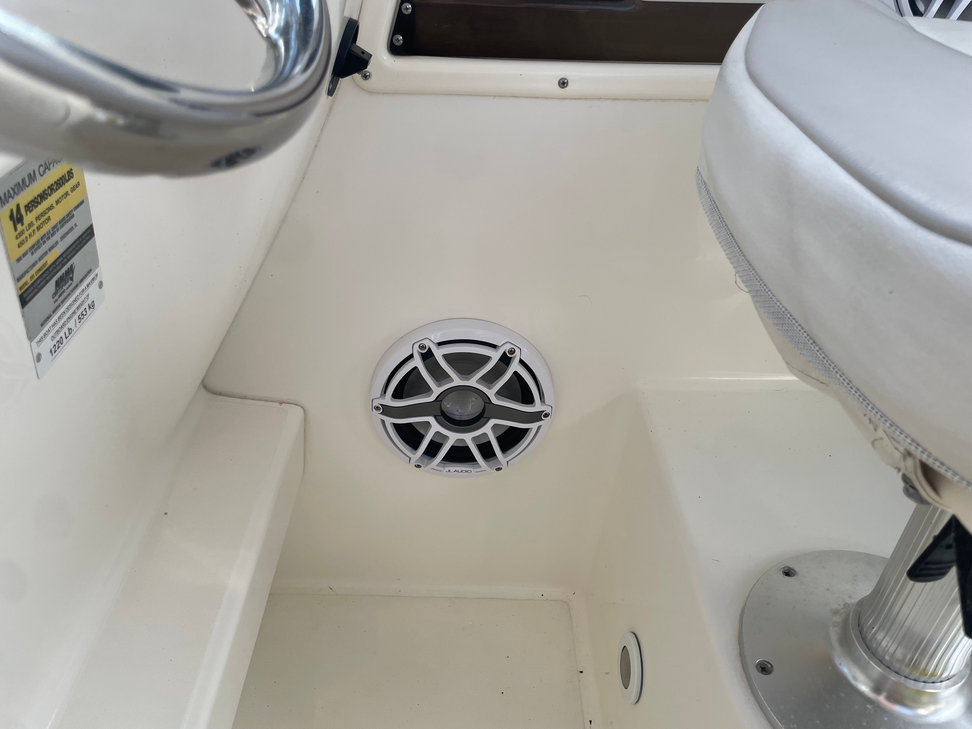 2009 Boston Whaler 255 Conquest - 18