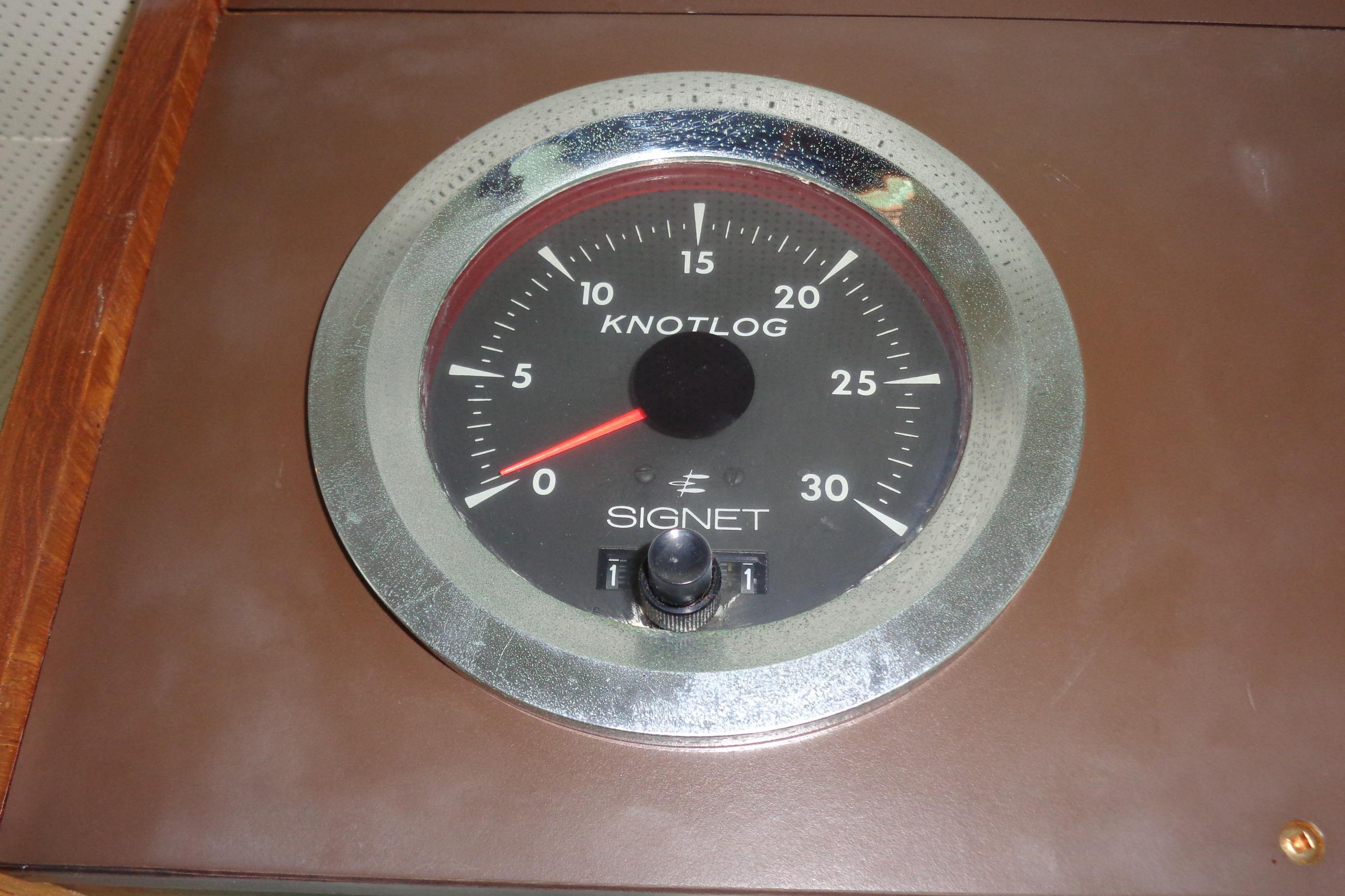 Gauge on 1981 Hatteras 48 Cockpit Motor Yacht displaying speed in knots.