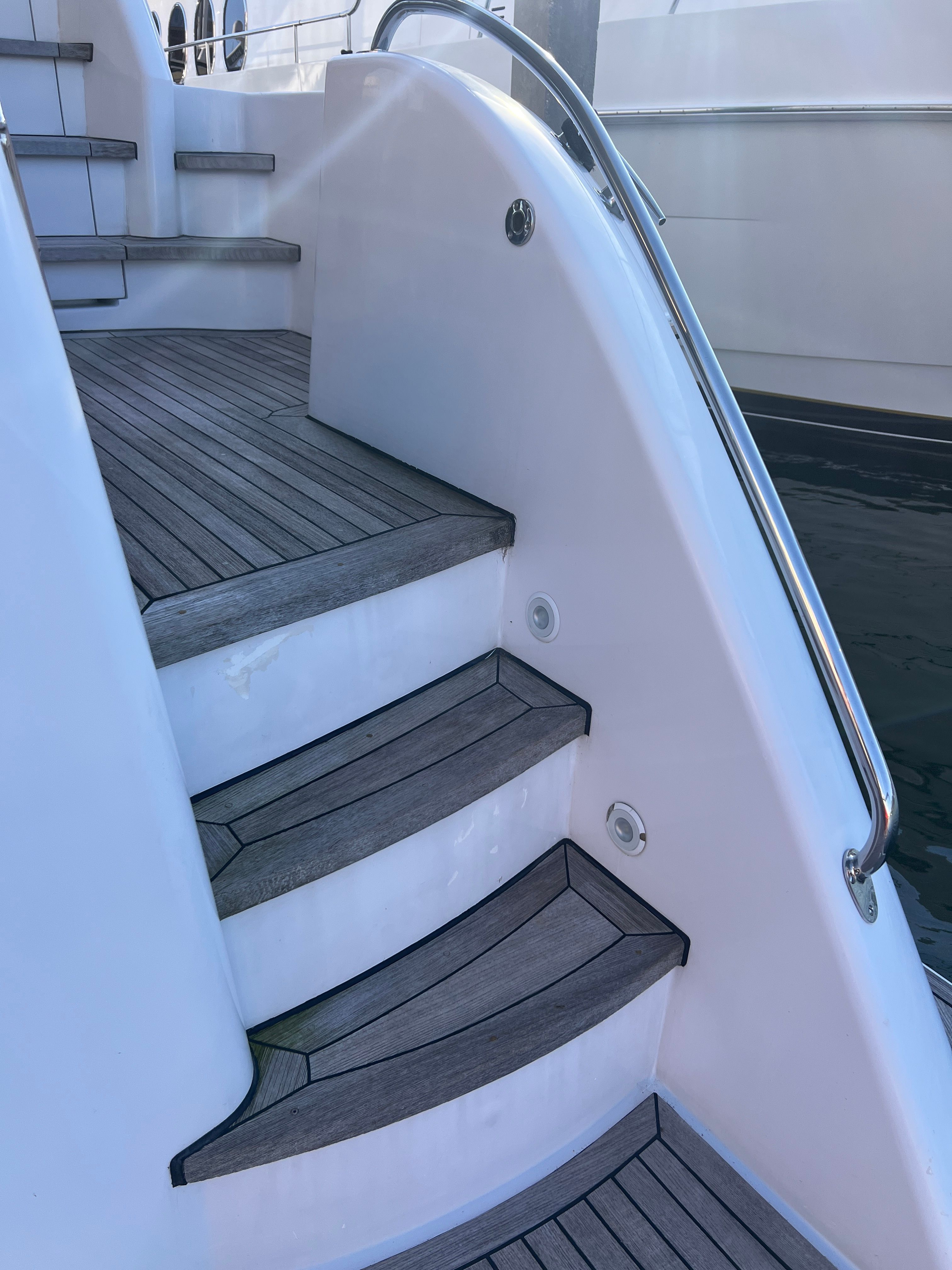 2006 Hatteras 64 Motor Yacht - 24