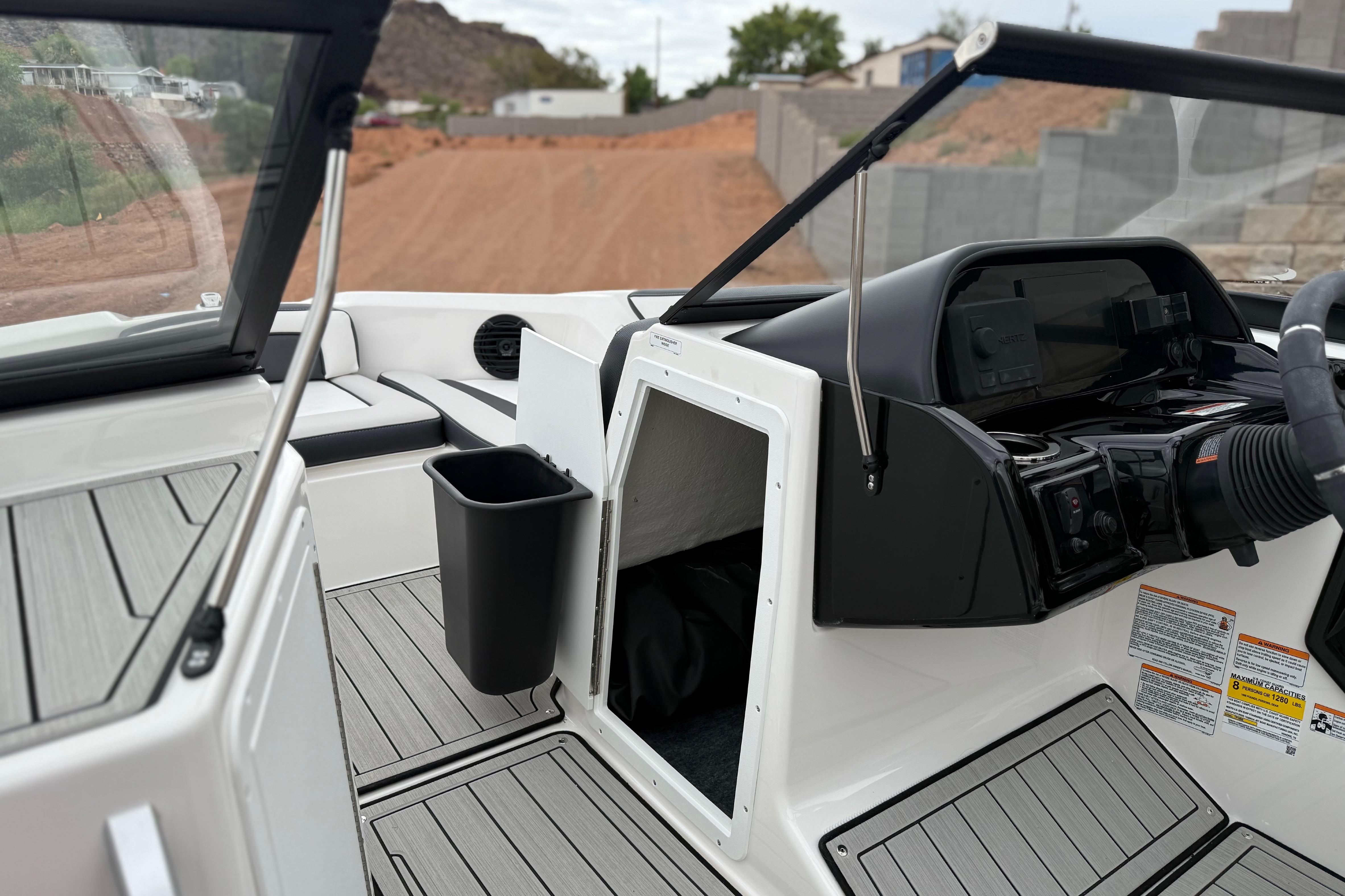 2025 Yamaha Boats 195S interior with sleek dashboard and modern seating design.