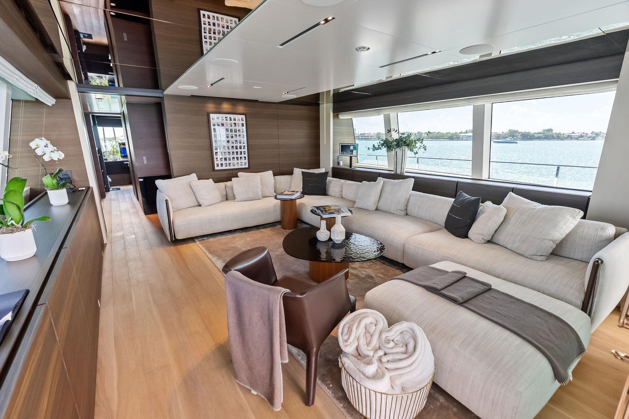 2023 Custom Line Navetta 33 - 54