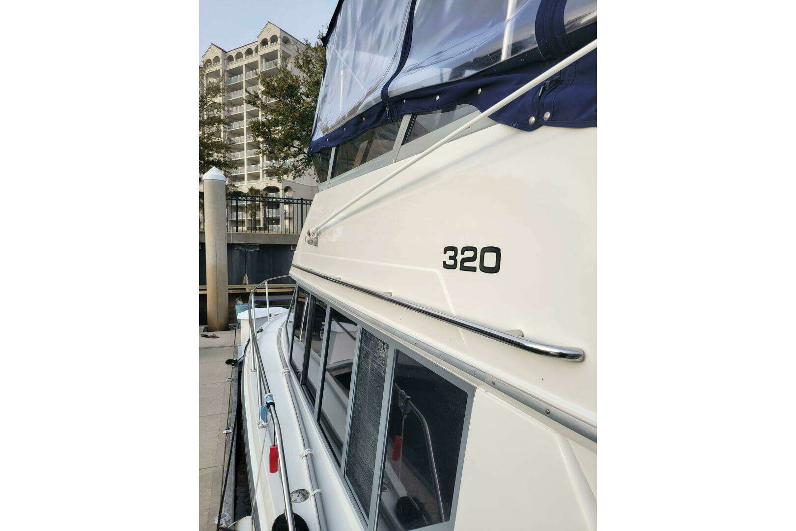 1996 Carver 320 Voyager - Image 12