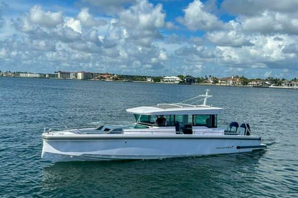 2024 Axopar 37XC CROSS CABIN