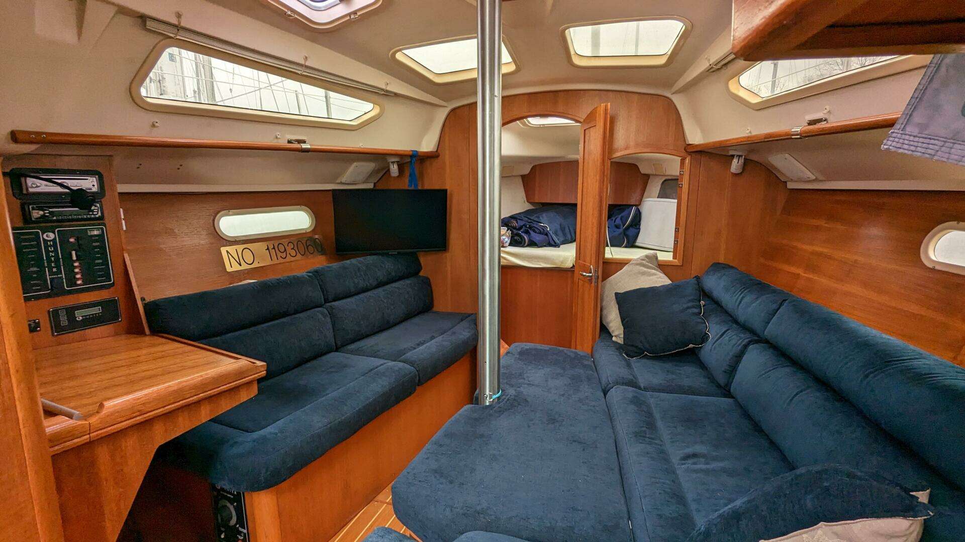 2002 Hunter 326 - Image 11