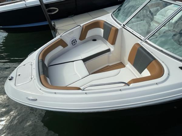 2025 Chaparral 21 SSi boat with spacious seating and modern design.