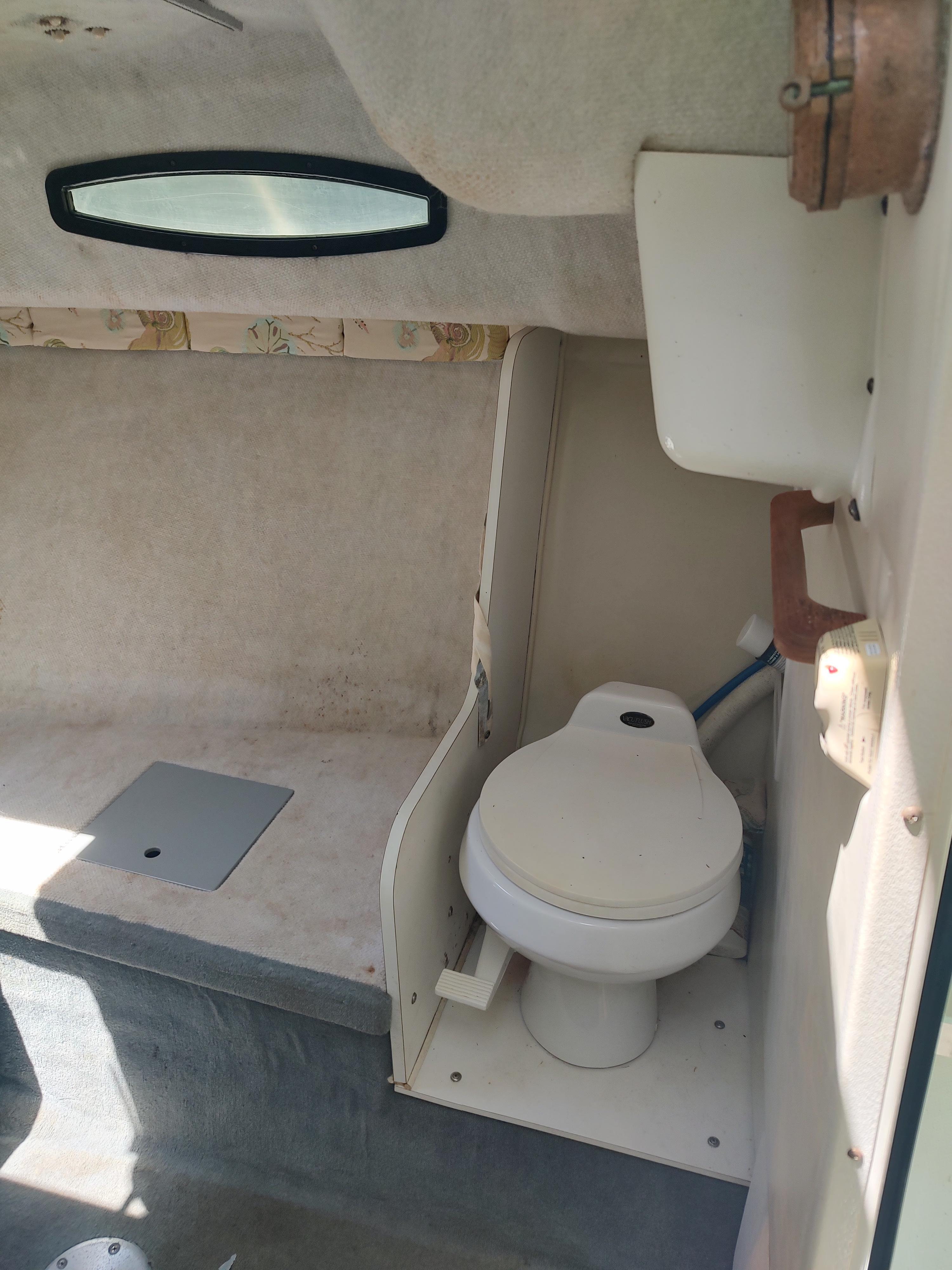 2001 Wellcraft 24 Walkaround - 14