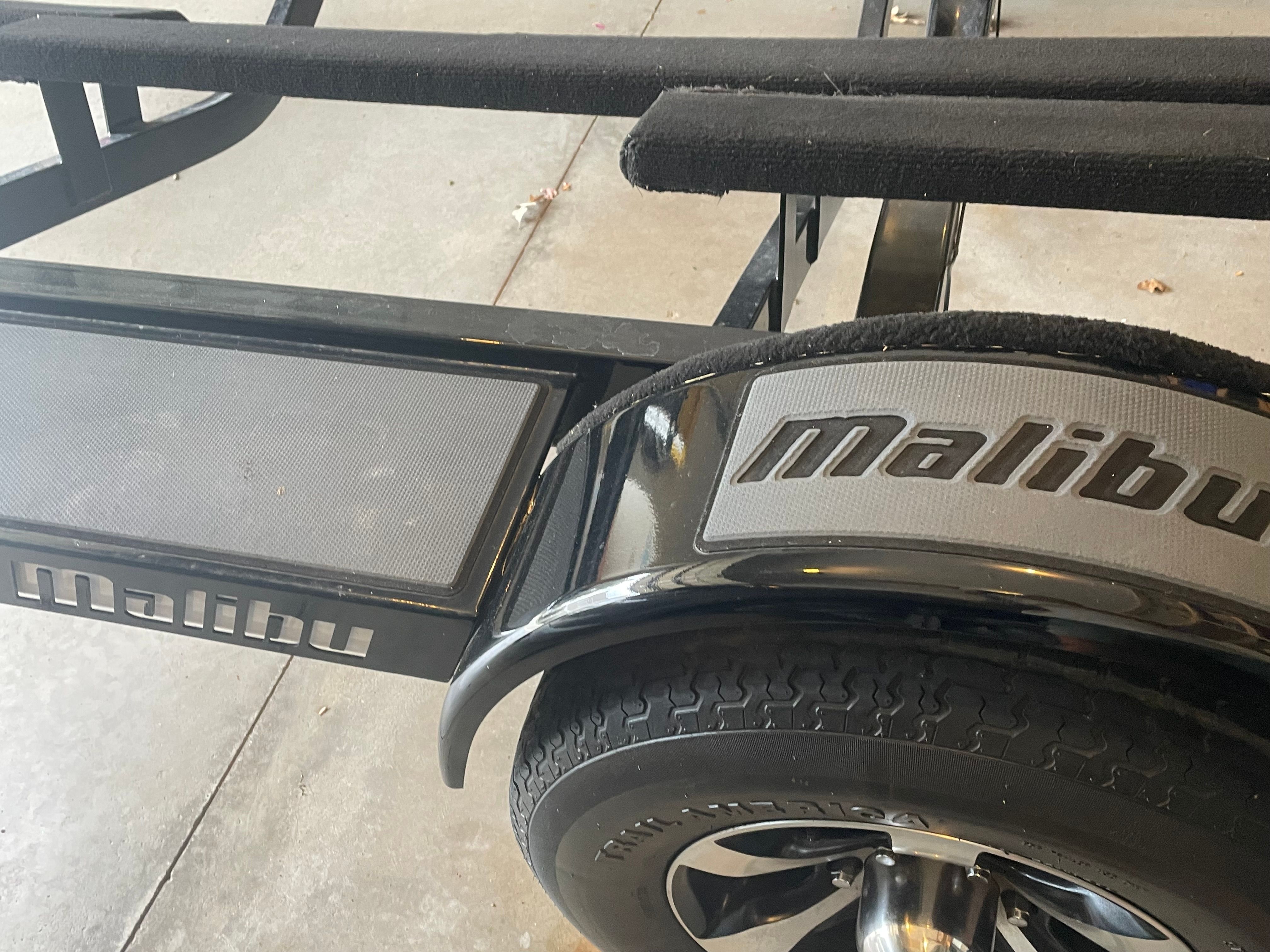 Malibu Response TXi 2014 boat trailer detail view.