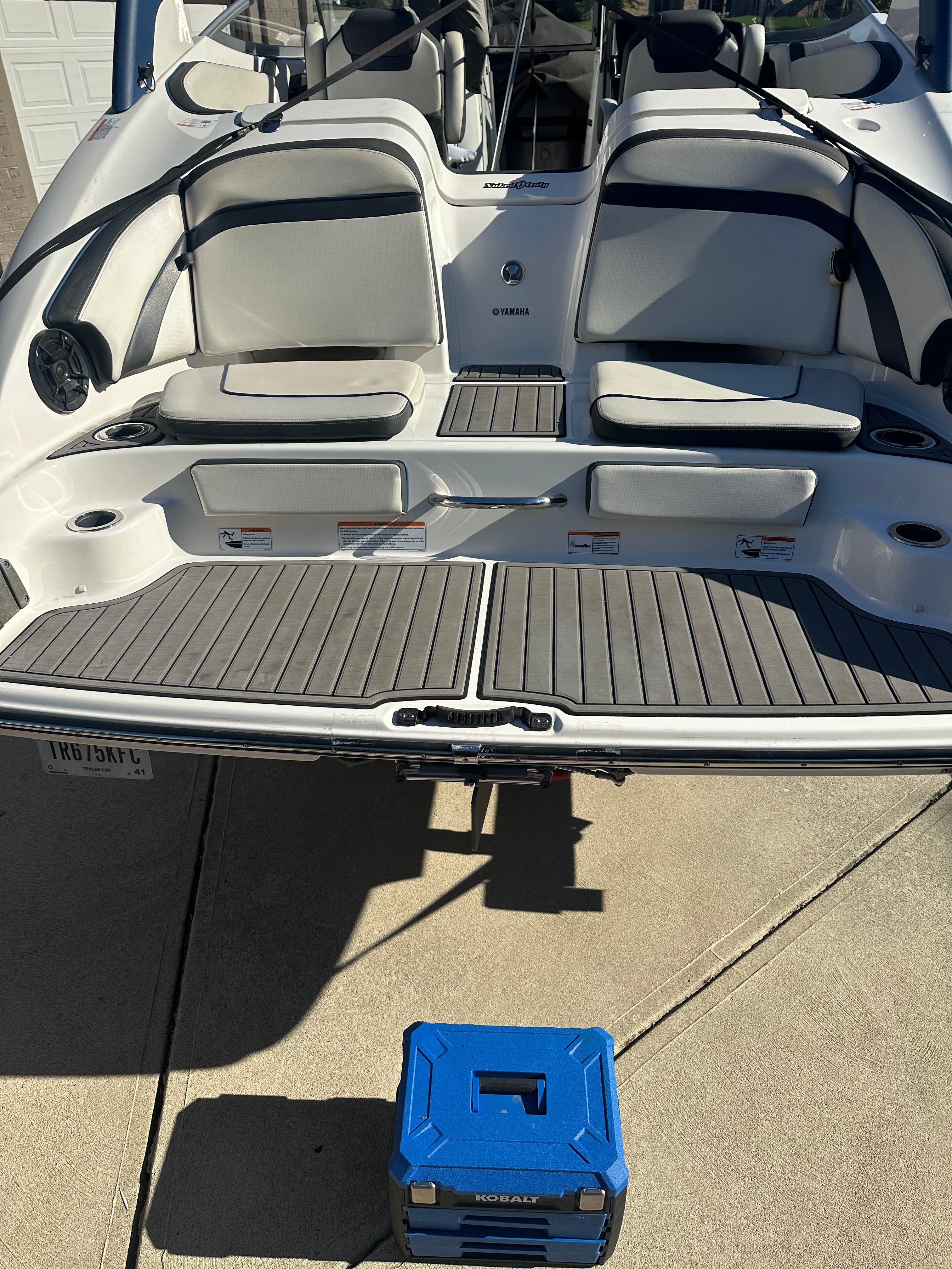 The image shows the stern of a 2018 Yamaha 242 Limited S boat with a gray deck.