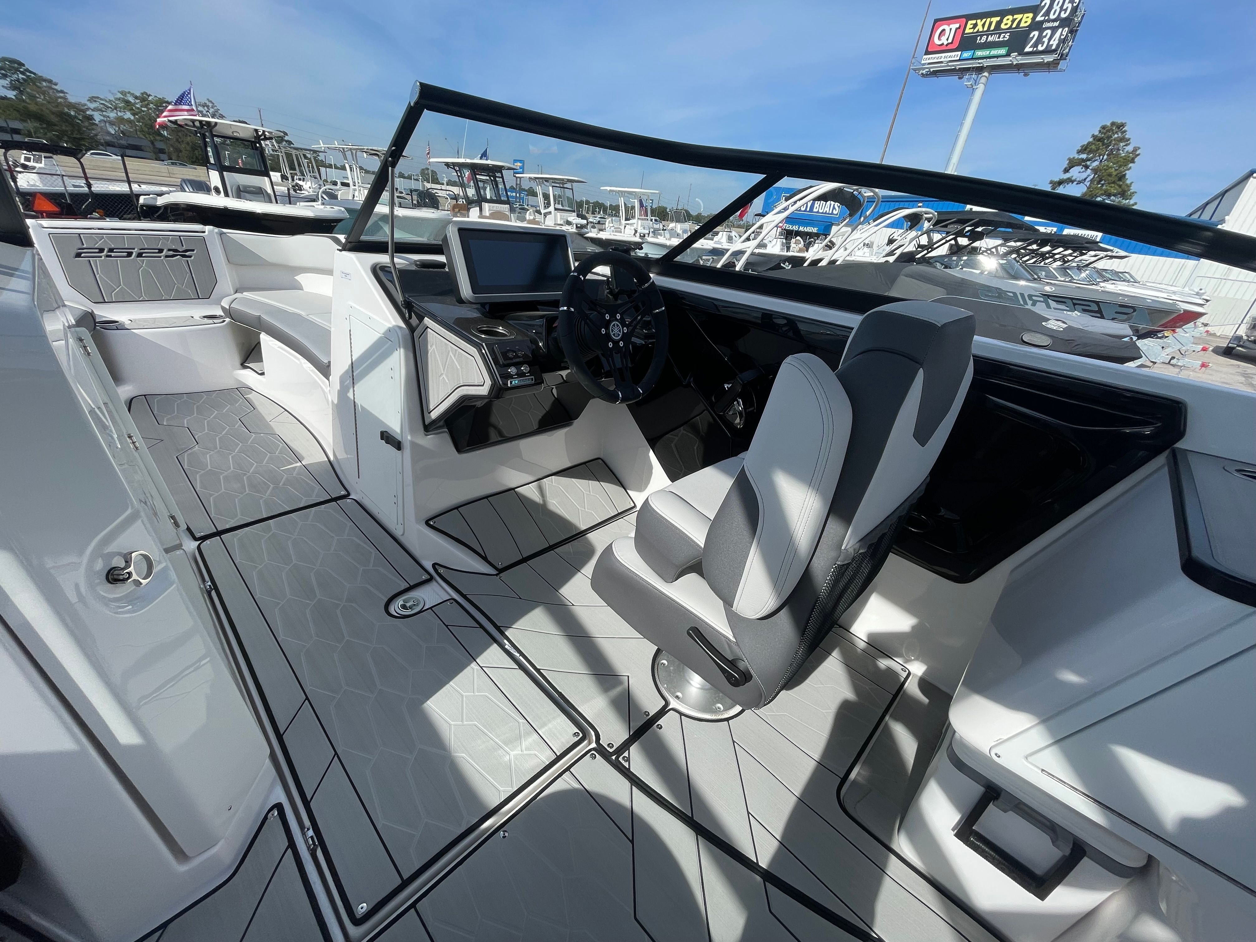 2025 YAMAHA 252 XE - Image 14