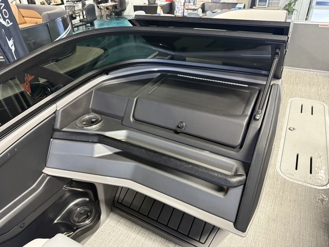 2026 Tahoe Cascade - 2585 Elite Windshield - 14