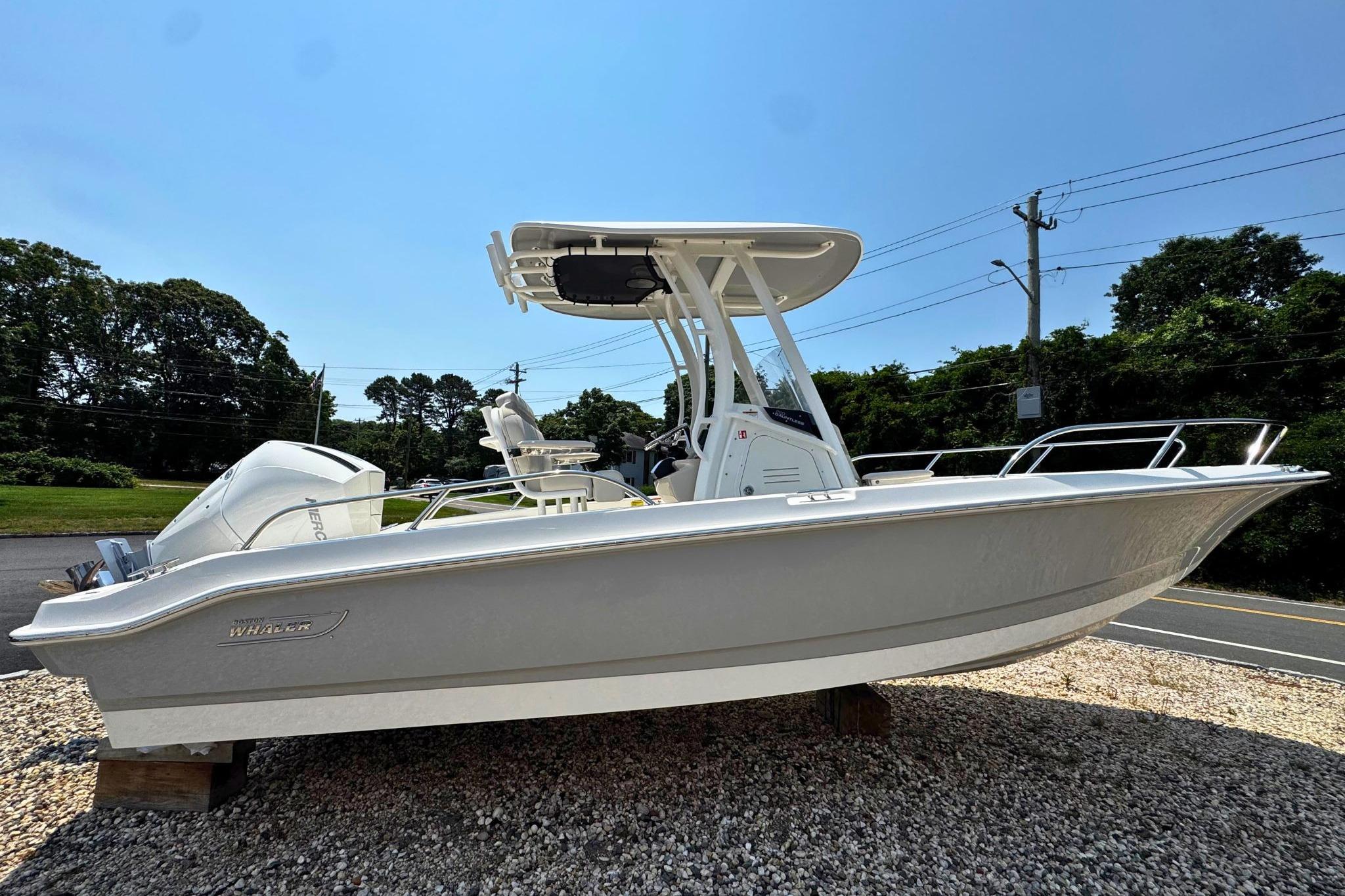 2026 Boston Whaler 220 Dauntless