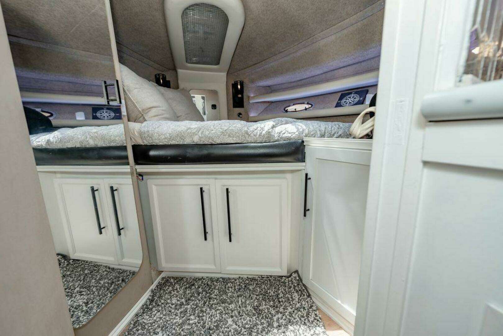 1991 Cruisers Yachts 3850 Aft Cabin - Image 29