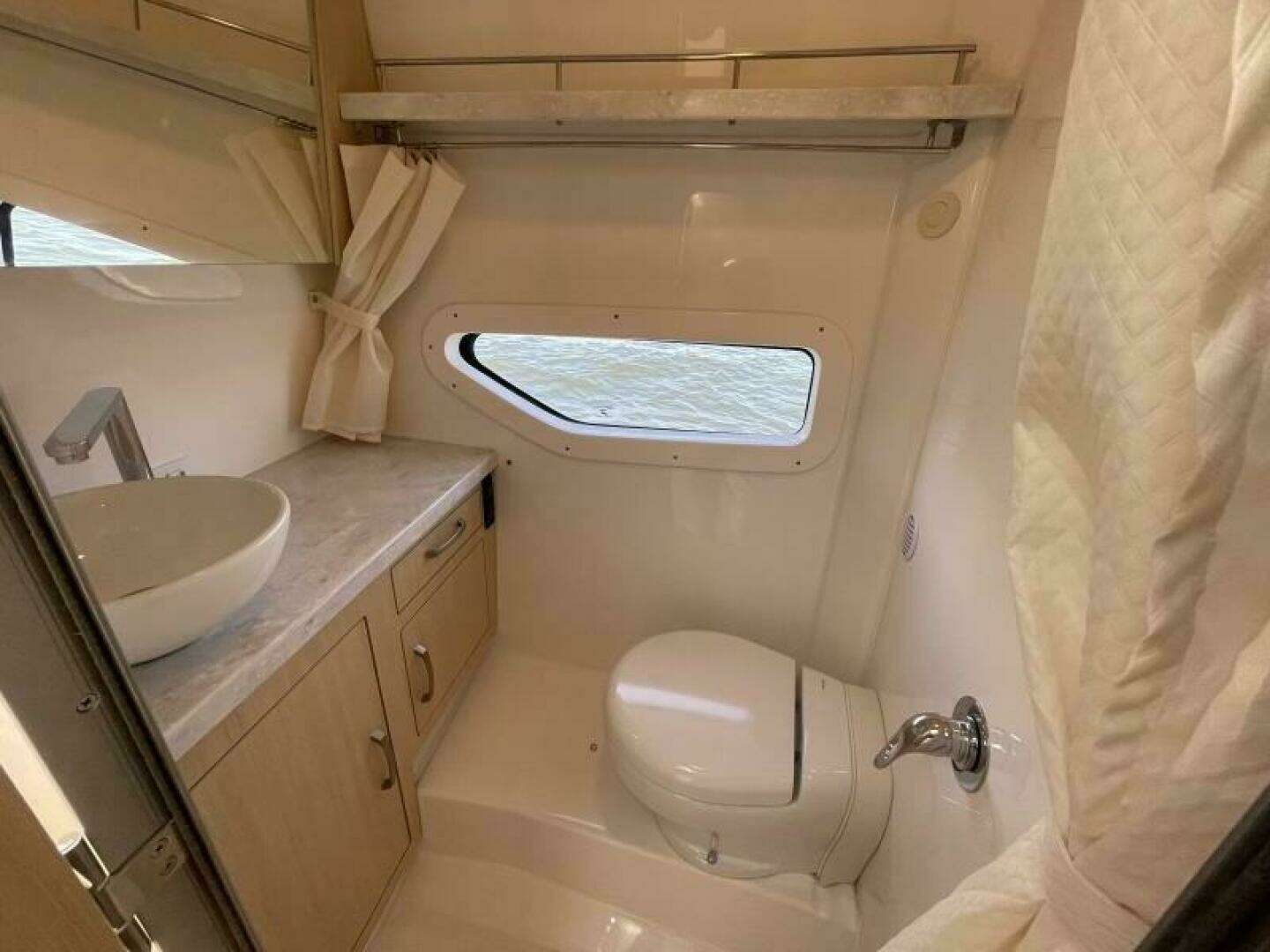2026 Regal 33 XO - Image 18