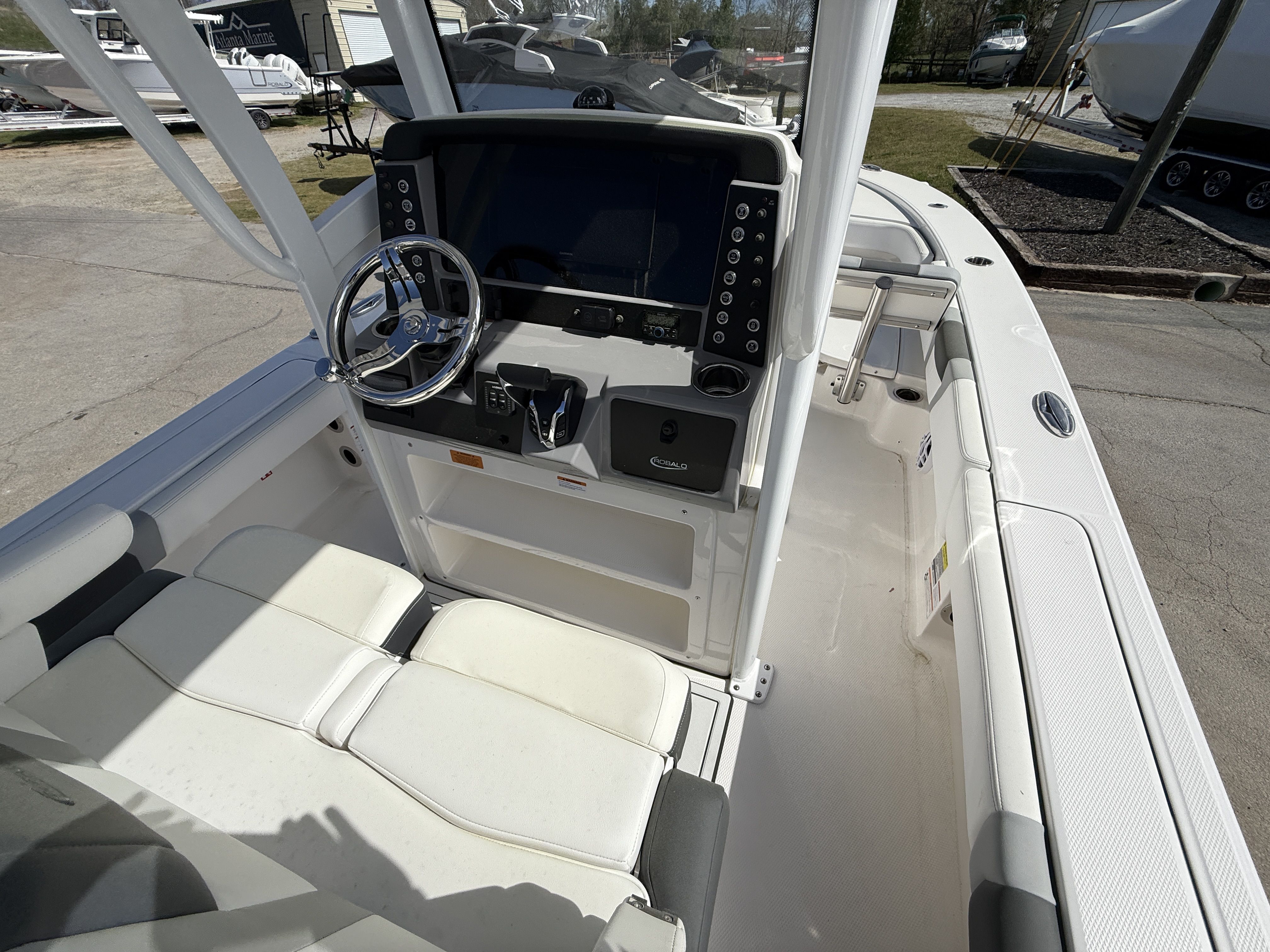 2026 Robalo 246 Cayman - 6
