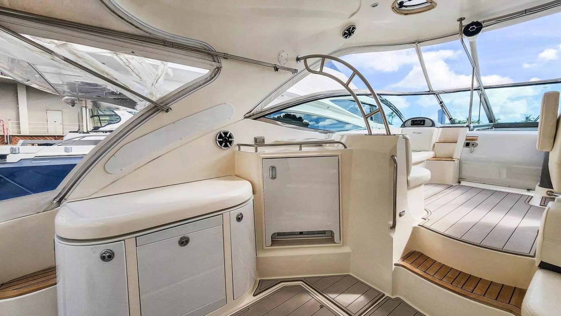 2007 Cruisers 520 Express - Image 8