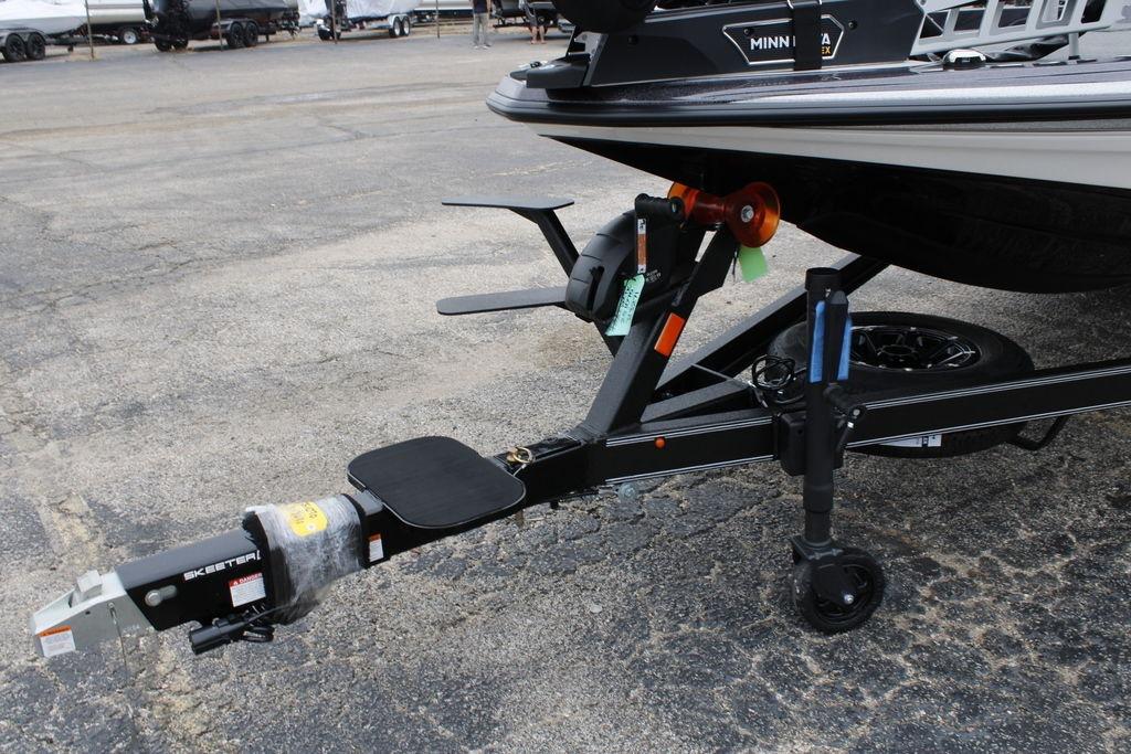 Trailer hitch of 2026 Skeeter ZXE21 boat on pavement.
