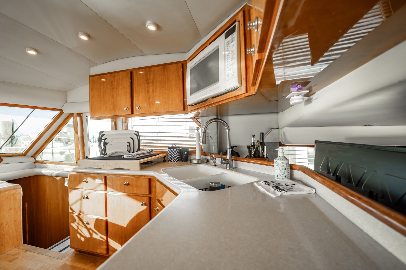 2004 Navigator 5700 Rival Pilothouse - Image 21