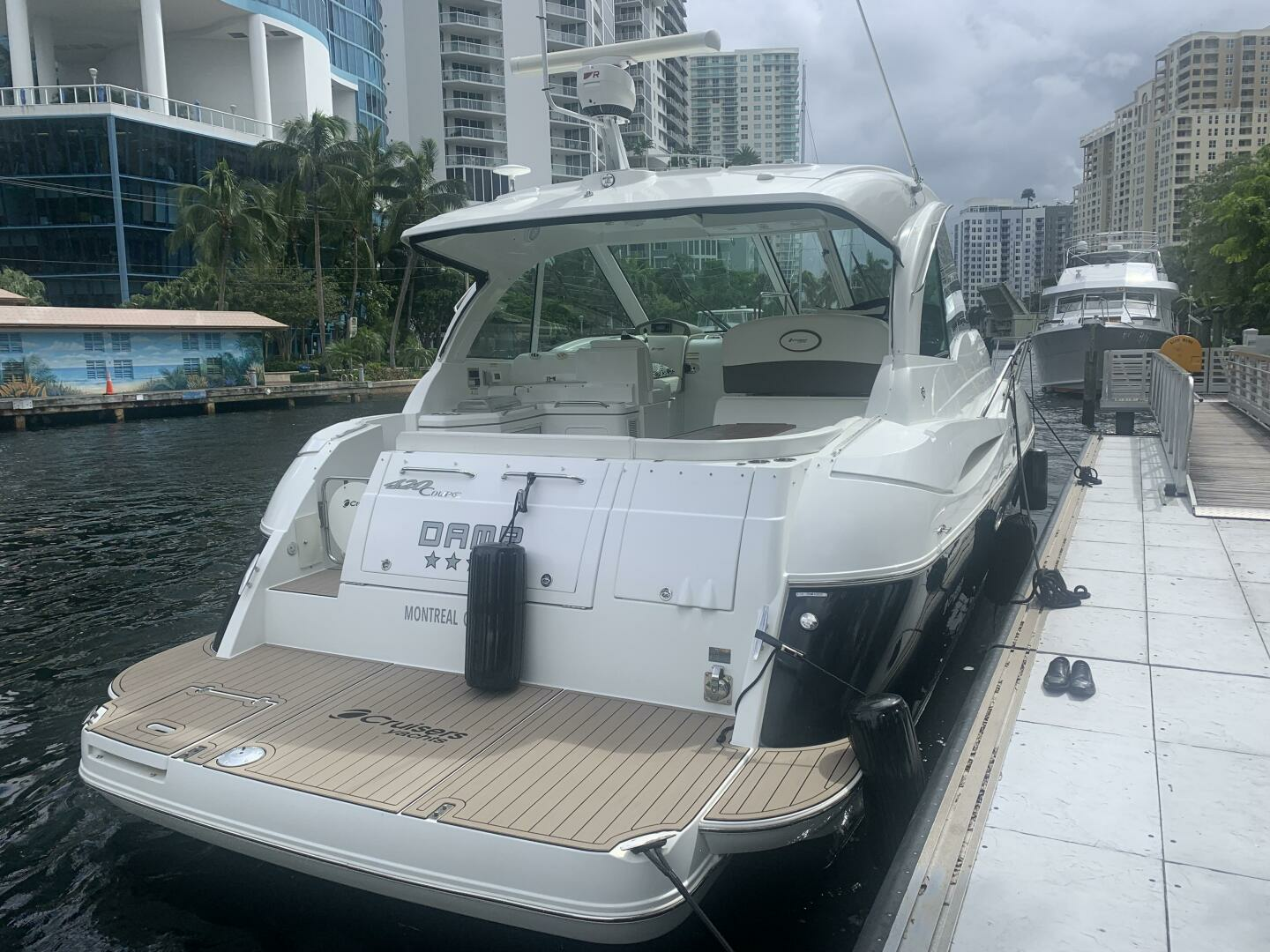 2011 Cruisers Yachts 420 Sports Coupe - Image 6