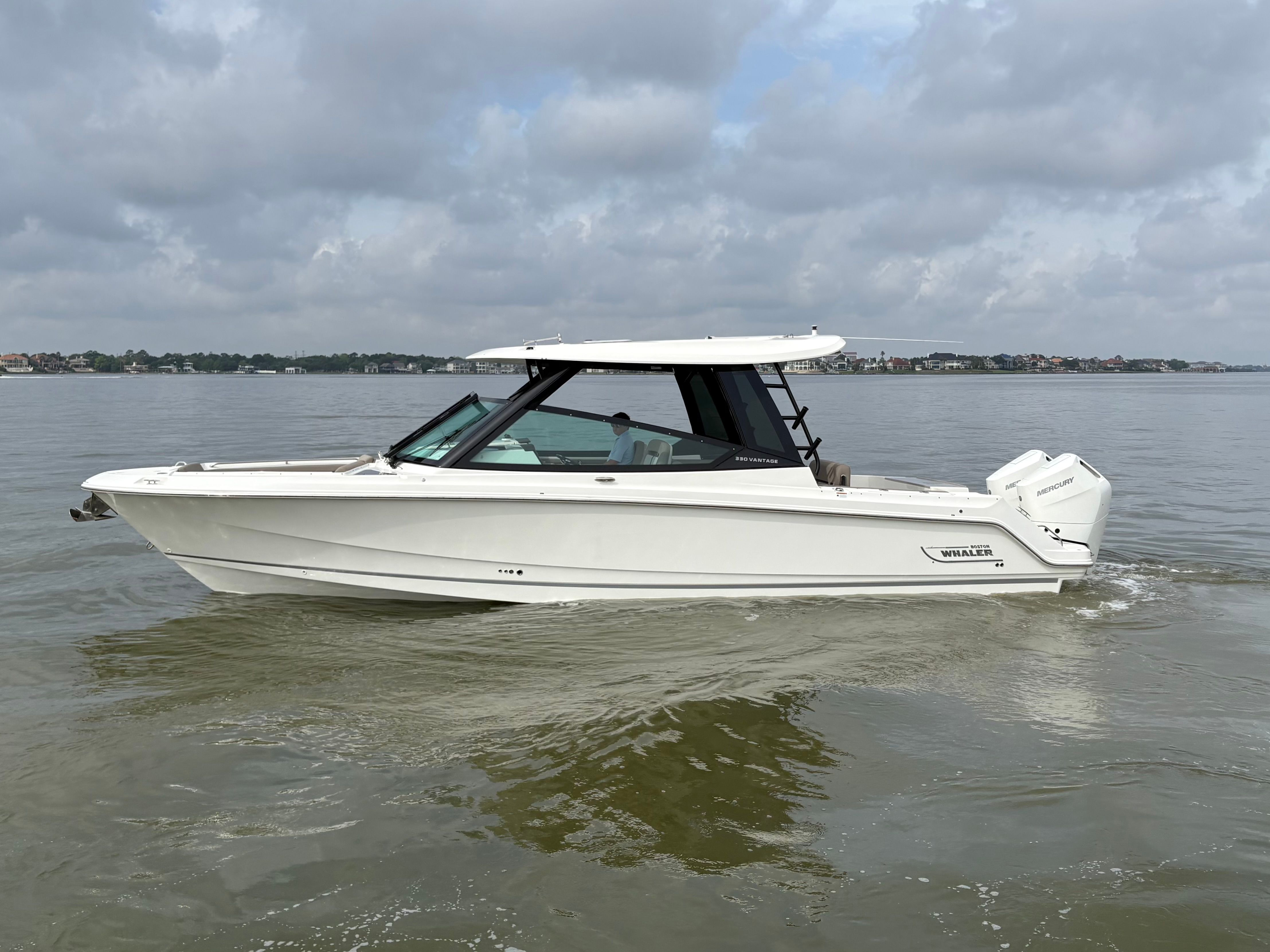 2025 Boston Whaler 330 Vantage
