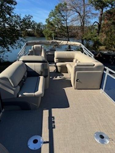 2025 Sun Tracker Fishin' Barge 22 DLX with spacious deck and seating.