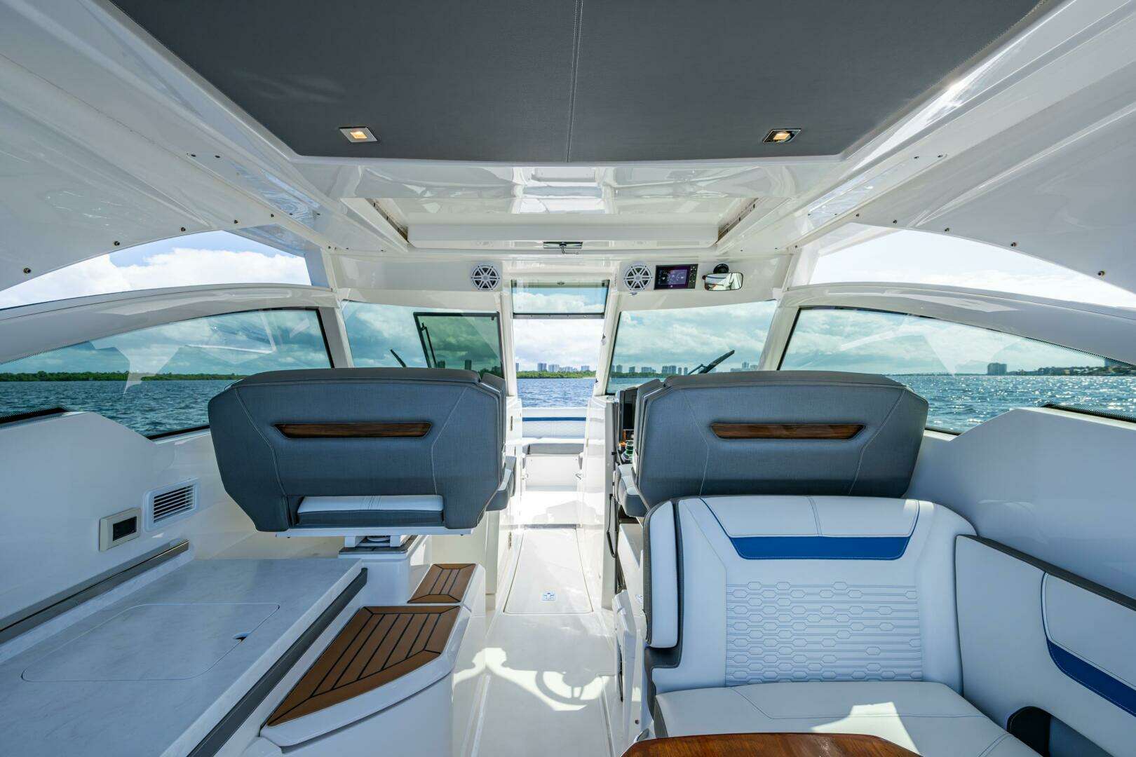 2021 Tiara Yachts 34 LX - Image 17