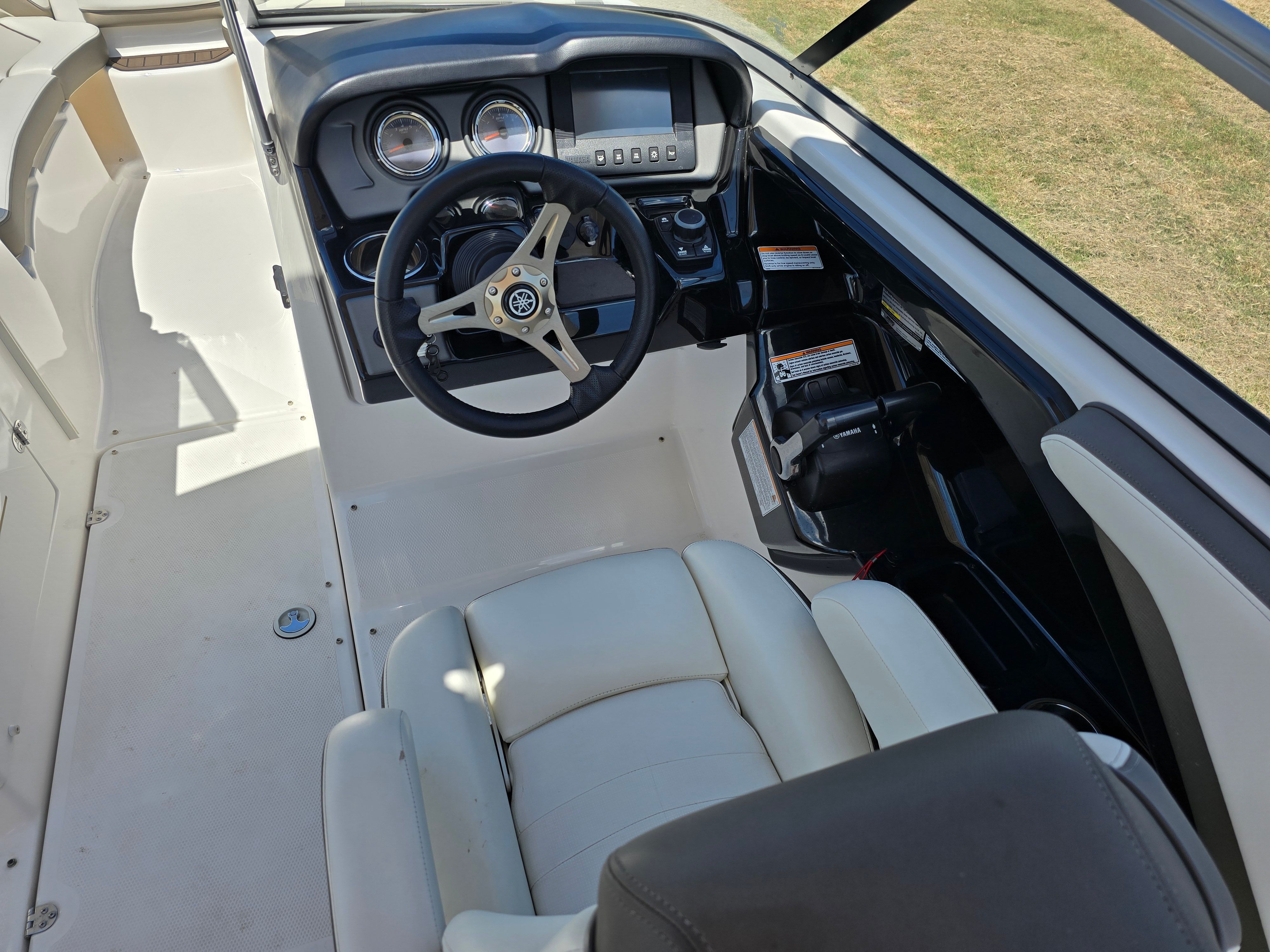 2015 Yamaha Boats 242 Limited S - 19