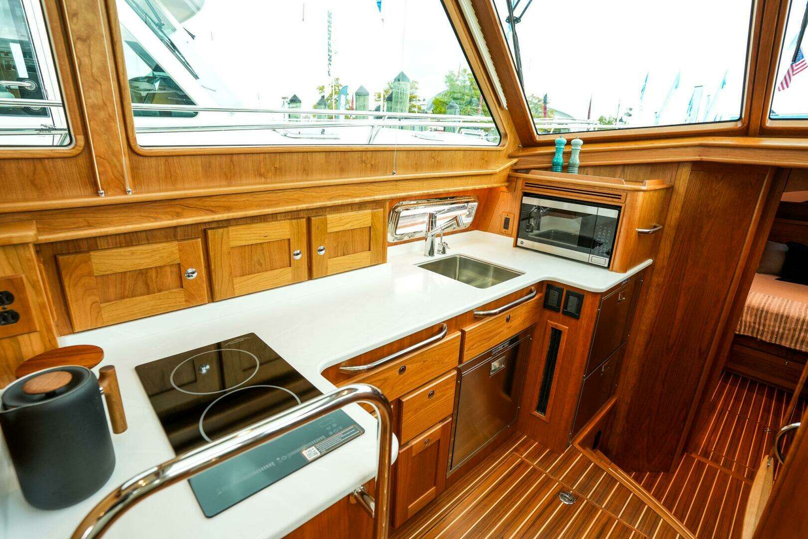 2027 Sabre 45 Salon Express - Image 25