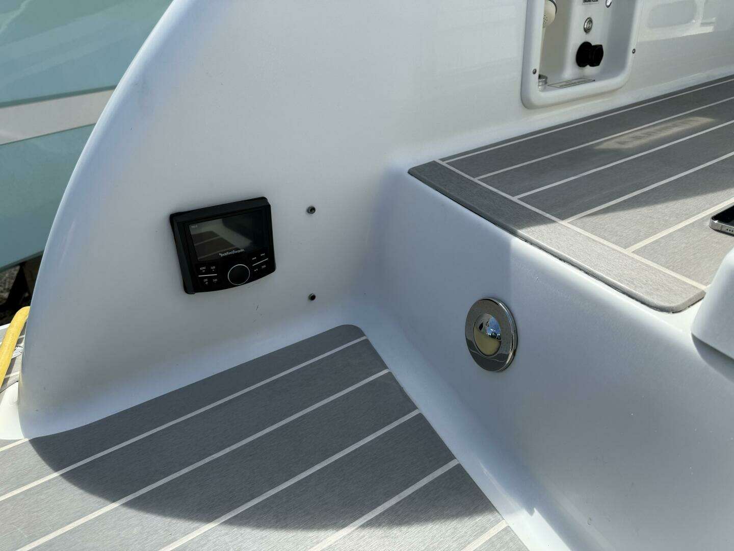 2021 Formula 350 Crossover Bowrider OB - Image 31