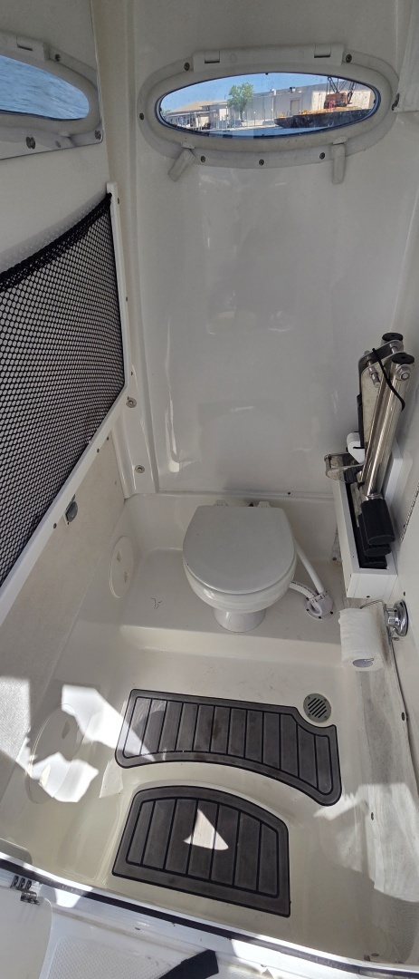 2021 Sea Hunt Escape 27 Center Console - Image 6