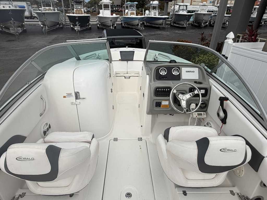 2019 Robalo R207 Dual Console - 12