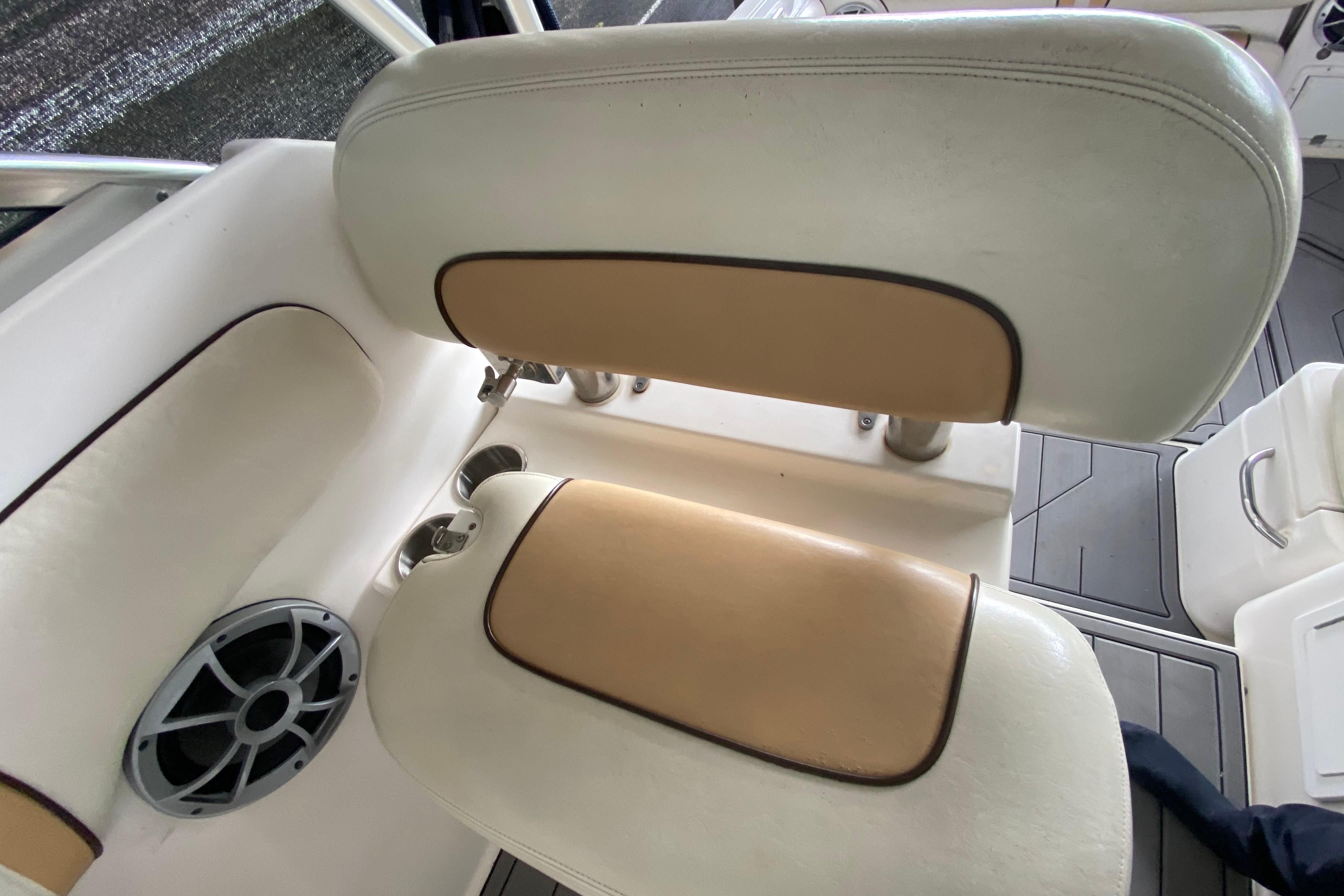 2005 Wellcraft 290 Coastal boat interior with beige and white seating.